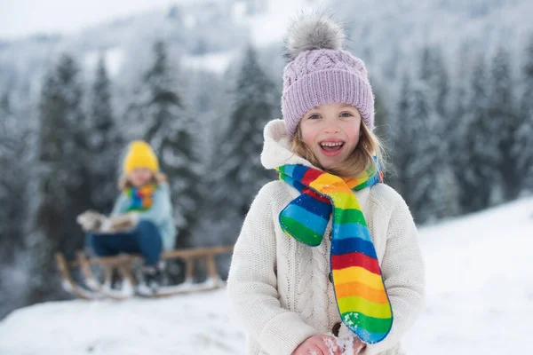 Funny petite fille enfant en hiver en plein air dans le gel journée enneigée en plein air. — Photo