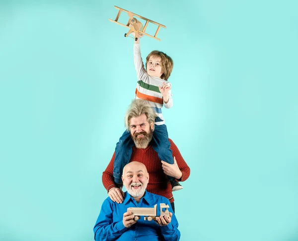 Abuelo padre e hijo jugando con avión de juguete. Familia de hombres felices. Tres generaciones de hombres. Feliz infancia. Hombre de familia de diferentes edades. Aventura familiar, imaginación e innovación concepto de inspiración. — Foto de Stock