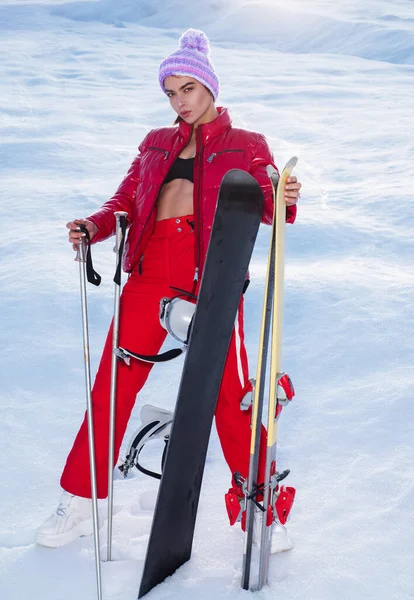 Спортивна жінка тримає сноуборд взимку. Екстремальний спорт. Жінка сноубордистка. Лижна снігова дошка, зимовий сезон . — стокове фото