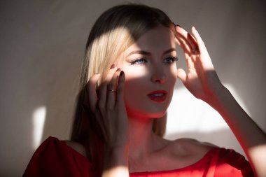 Siyah arka planda poz veren zarif genç bir kadın. Işık ve gölge. Güzel bir kadının portresi..