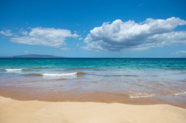 Kumlu sahilde mavi okyanus dalgası. Yaz mevsiminde gün batımında plaj. Plaj manzarası. Tropik deniz manzarası, sakinlik, dinlendirici güneş ışığı.
