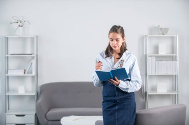 Kız öğrenci ya da genç öğretmen kız. Dizüstü bilgisayarda çalışan genç bir iş kadını, ofiste çok işi var. Sekreter kız.