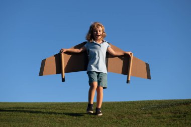Genç pilot mavi gökyüzüne karşı. Çocuk hayal gücü pilot olmayı hayal eder. Yaratıcı ve yenilikçi kavram. Başarı çocuklar ve lider konsepti.