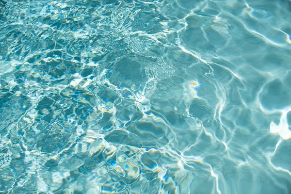 Tło wodne. Niebieska woda, fale i pasemka. Tekstura powierzchni wody i dno kafelków. — Zdjęcie stockowe