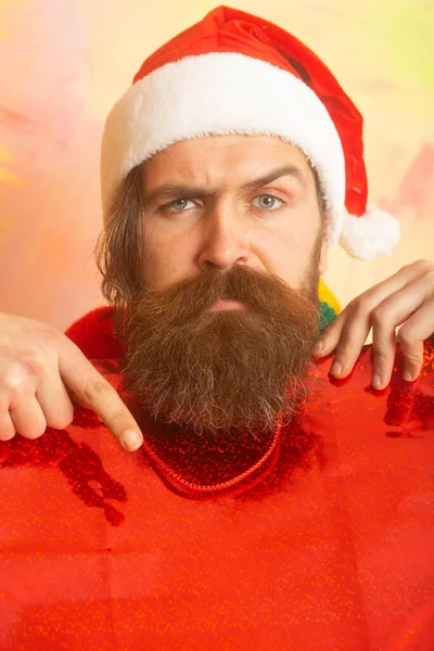 Homem de Natal com saco de compras. O rosto de perto do homem barbudo celebra o Natal. — Fotografia de Stock