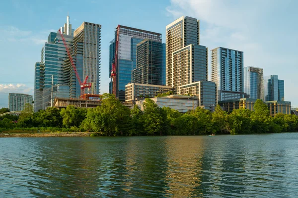 Austin Texas atardecer durante la noche de verano cielo despejado como el sol a través del paisaje urbano del horizonte en el centro. —  Fotos de Stock