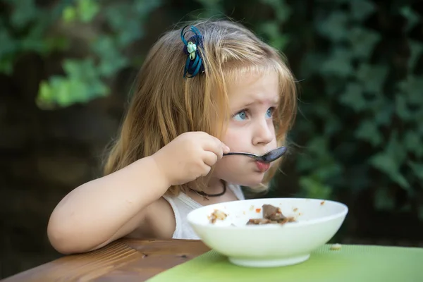 Baby 's eten, gezond voedsel voor een baby. Gezonde kinderen ontbijt. — Stockfoto