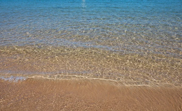 Ruhiger Meeresstrand Hintergrund. Sommer tropischer Strand mit Sand. Meerwasser. Natürliche Meereslandschaft. — Stockfoto