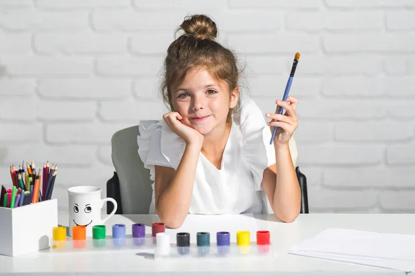 A kislány az iskolában festékkel rajzol. A gyerekek művészi kreativitás. Gyerekek kreatív oktatási koncepció — Stock Fotó