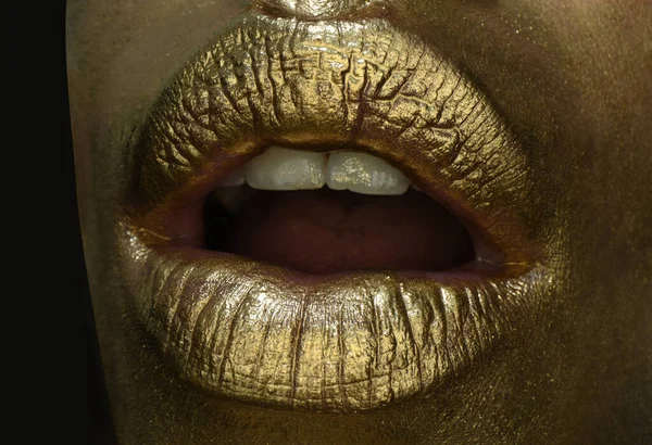 Chica sexy labios dorados, boca de oro, sorpresa. Maquillaje de piel dorada brillante. Brillo metálico brillo dorado maquillaje de brillo de labios. Glamour labios dorados. — Foto de Stock