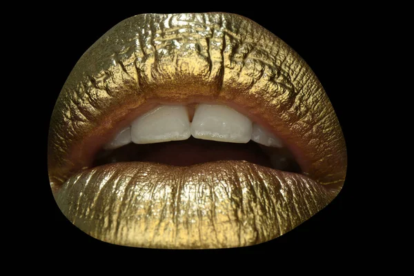 Bouche luxueuse brillante. Des lèvres d'or. Peinture dorée de la bouche. Lèvres dorées sur la bouche de la femme avec maquillage. Design sensuel et créatif pour métal doré. Isolé sur noir. — Photo