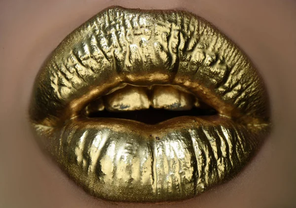 Lápiz labial dorado en los labios, boca dorada femenina. Imprime los labios. Cosméticos de lujo para mujeres. Textura de labio dorado. — Foto de Stock
