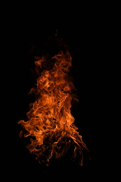 Isoler la flamme de feu sur fond noir. Brûler les flammes, texture abstraite. Conception d'art pour motif de feu, texture de flamme. — Photo