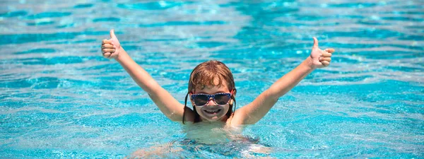 Bambino alzato le mani in piscina estiva. Bambini attivi stile di vita sano, sport acquatici e lezioni di nuoto in vacanza estiva con bambino. Banner, copiare spazio. — Foto Stock