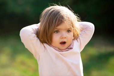 Parkta eğlenen süpriz kız çocuğu. Komik bebek..