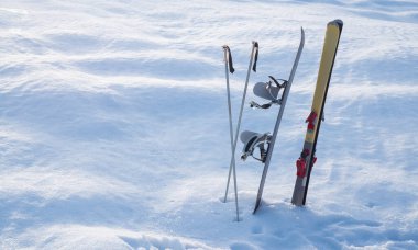Kış dokusu arka planında kar ekipmanı pankartı.