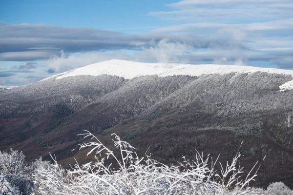Studené a zasněžené zimní hory. Zima s pokrytými mrazy ve sněhových závějích. Kouzelný zimní les. Přírodní krajina s krásnou oblohou. — Stock fotografie