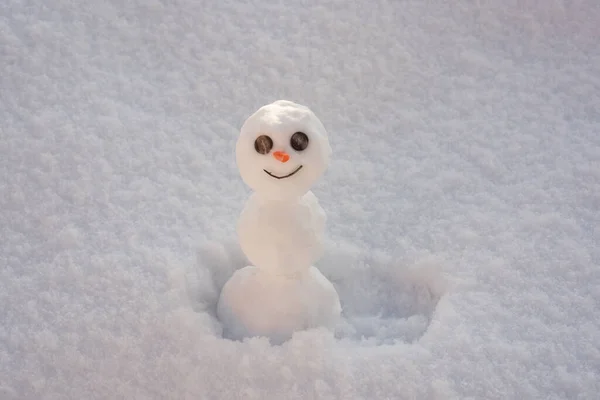 Hóember. Vicces hóember havas pályán. Karácsony előtti reggelen. Háttér a karácsonyi tervezés. — Stock Fotó