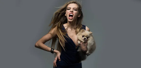 Jovem com cão de estimação gritando e gritando. Emoções humanas, conceito de expressão facial. — Fotografia de Stock