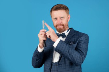 Komik berber. Berber bıçağı. Klasik jileti olan adam..