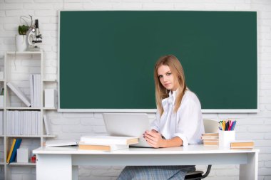 Okul sınıfında okuyan genç, kendinden emin ve çekici bir kız öğrencinin portresi. Üniversite sınıfında başarılı bir bayan öğrenci..