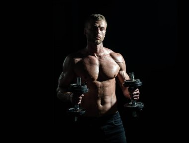 Seksi spor gövdesi, dambılı adam. Kaslı ve güçlü adam egzersiz yapıyor. Sporcu ağırlıklarla egzersiz yapıyor. Fitness ve Crossfit.