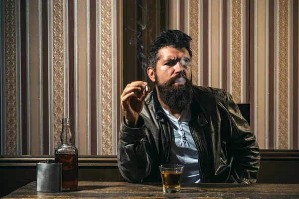Bärtiger Mann mit einem Glas Whiskey. Teures Getränk. Männer trinken Schnaps oder Cognac. Degustation, Verkostung. — Stockfoto