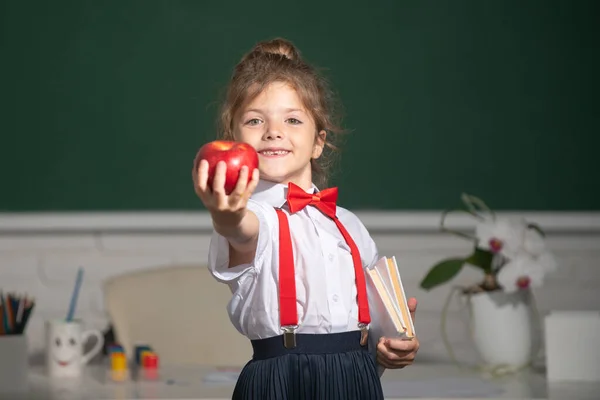 Retrato de linda, encantadora, chica en uniforme escolar en el aula. Proceso educativo. —  Fotos de Stock