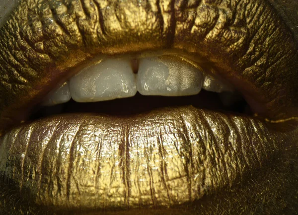 Lábios dourados macro close up. Cosméticos e maquilhagem. Lábios de ouro batom e lustro. Lábios sexy e sensual. Fecho dos lábios dourados. — Fotografia de Stock