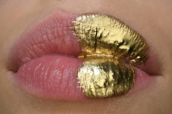Kosmetyki i makijaż. Złota szminka i błyszczyk. Seksowne i zmysłowe usta. Złoty design sztuki. — Zdjęcie stockowe