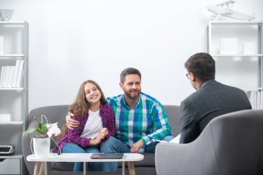 Ebeveynler psikoloğa çocuk sorunlarını anlatıyor. Baba ve kızı olan psikolog, psikoterapist dinle baba ve çocuğun akıl sağlığı, psikolojik ebeveynler sorunu..