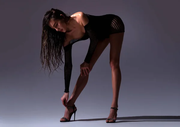 Moda sensual mujer sexy. Retrato de alta moda de mujer joven y elegante en el estudio. Modelo de moda, hermosa mujer joven posando con vestido de moda de moda de moda, tiro al estudio. — Foto de Stock