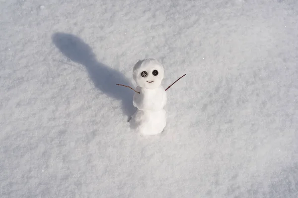 Hombre de nieve. Muñeco de nieve en el fondo de la textura de copos de nieve. Tarjeta de felicitación de Navidad con muñeco de nieve. — Foto de Stock