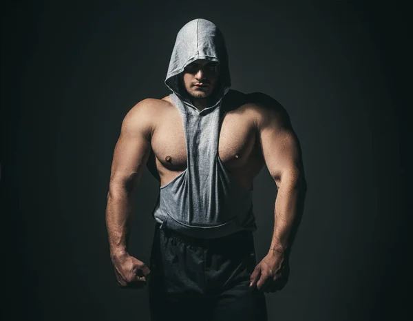 Brutal estilo de vida de pandillero enojado, chico guapo serio. Cuerpo masculino muscular fuerte, chico de los músculos. —  Fotos de Stock