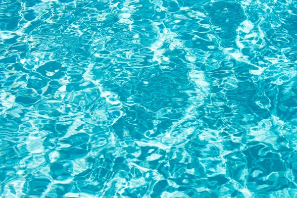 Fondo de agua, olas onduladas. Patrón de piscina azul nadando. Superficie marina. Agua en piscina con reflejo solar. Banner con espacio de copia. — Foto de Stock