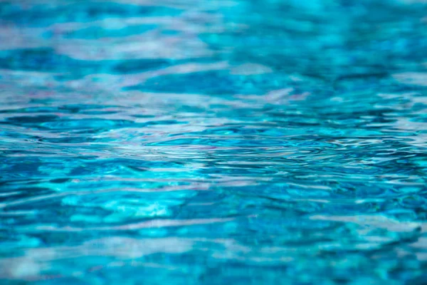 Vatten bakgrund, krusning vågor. Blåa simbassängmönster. Havsyta. Vatten i poolen med solreflektion. Banner med kopieringsutrymme. — Stockfoto