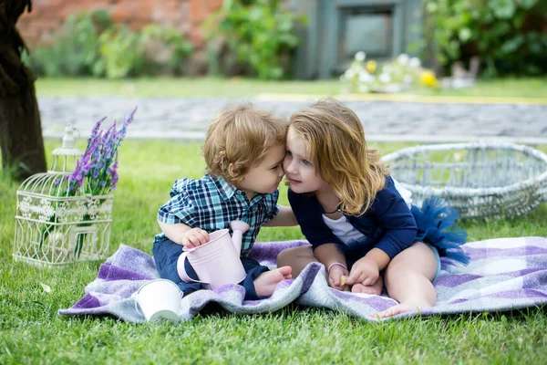Children on pirnic. Baby child in green grass on spring lawn. Little kids walking in the park. Hugging kids. — Stockfoto