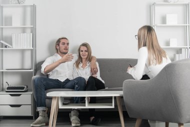 Psikologla aile sorunları tartışması. Aile içi anlaşmazlıklar, evlilik krizi, boşanma. Aile psikoloji oturumunda.