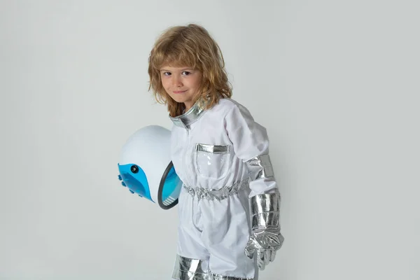 Niño pequeño con un traje de casco astronauta y. Lindo chico en astronauta jugando y soñando con convertirse en un astronauta. Innovación e inspiración para niños. — Foto de Stock