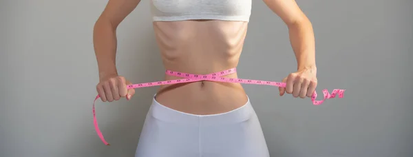 Perte de poids, mesure de la taille, régime alimentaire et concept de santé. Femme mesurant sa taille. — Photo