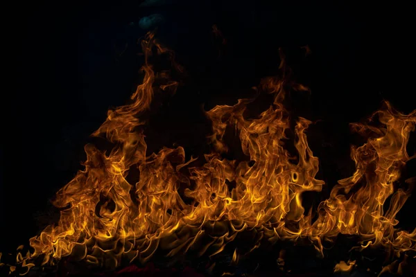 Texture de feu sur fond noir. Fond de flamme de feu abstrait, grand feu brûlant. — Photo