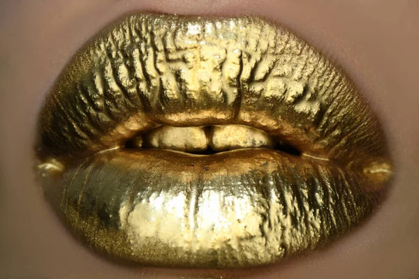 Labios dorados, brillo de labios dorados en labios sexys, boca metálica. Belleza maquillaje mujer de cerca. Efecto dorado en los labios. —  Fotos de Stock