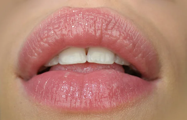 Beleza conceito de expressão da boca. Fechar de batom vermelho em lábios. — Fotografia de Stock