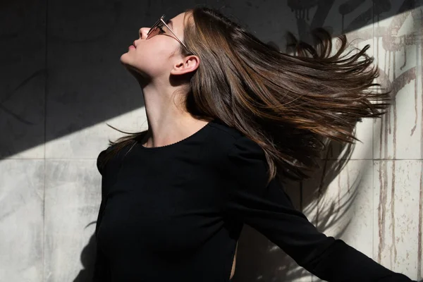 Mulher bonita na moda verão primavera roupas ao ar livre. Movimento do cabelo da mulher morena sensual. Modelo elegante feminino andando rua da cidade. Tendência de verão, roupa de moda. — Fotografia de Stock