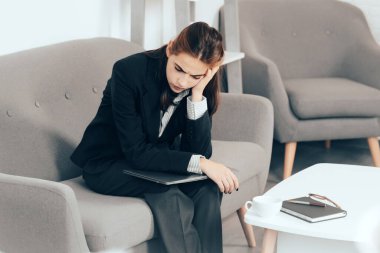 Üzgün, meşgul sekreter, aşırı çalışan iş kadını çok iş, ofis sorunu. İş yerinde yorgun ve stresli çalışan.