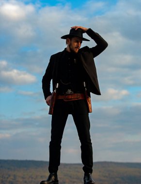 Şerif ya da kovboy, siyah takım elbiseli ve kovboy şapkalı. Batı klasik tabanca tabancası ve federal mühimmatı olan bir adam. Amerikan kovboy filmi, şerif..