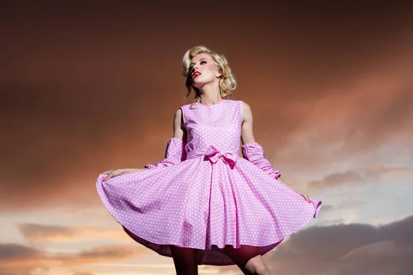 Pinup γυναίκα στυλ σε καλοκαιρινό φόρεμα σε δραματικό ουρανό. Μοντέρνο νέο μοντέλο με φόρεμα στυλ. Μόδα γυναίκα το καλοκαίρι. — Φωτογραφία Αρχείου