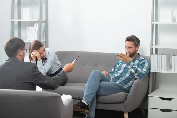 Psicologia, terapia familiar mental, psicólogo com casal na sessão de psicoterapia em consulta psicológica. Família na sessão de psicologia. Aconselhamento de depressão. — Fotografia de Stock