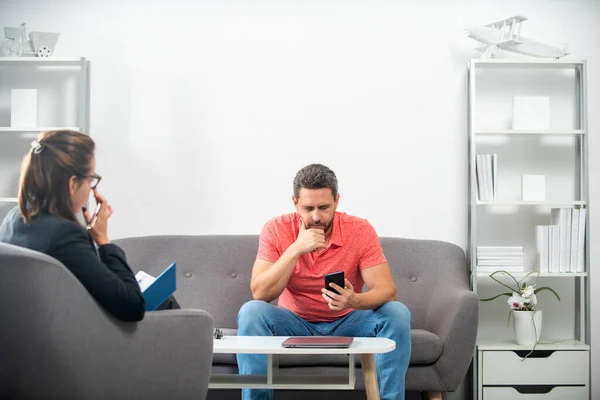 Sociaal werker psycholoog praat met de mens. Depressietherapie. Mannen van middelbare leeftijd crisis. — Stockfoto