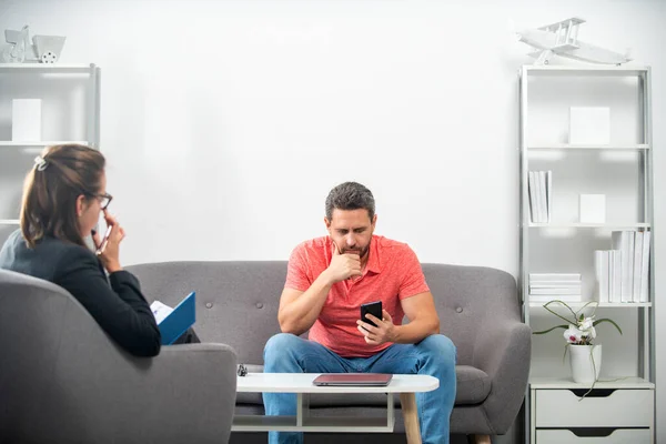 Psicólogo assistente social falando com o homem. Aconselhamento de depressão. Crise do homem de meia idade. — Fotografia de Stock